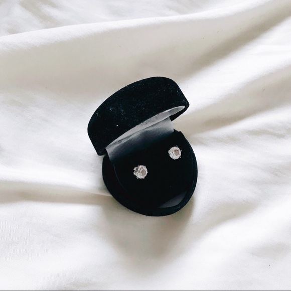 Swarovski stud earrings - Picture 1 of 2